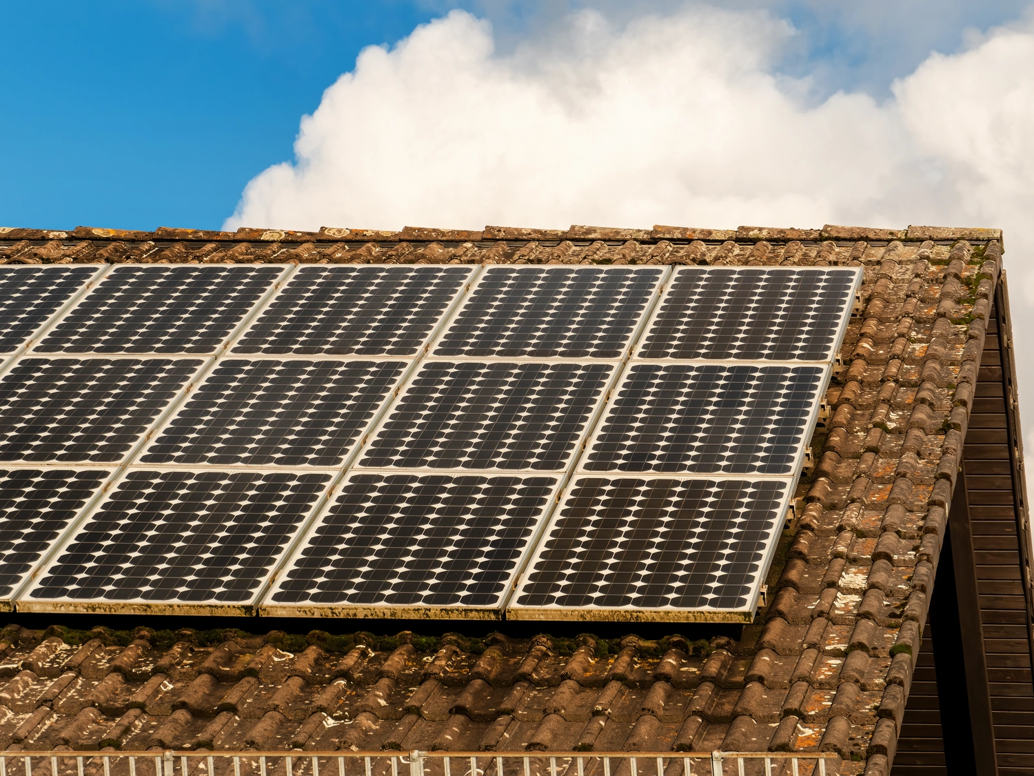 Solarmodule auf einem Hausdach in Deutschland